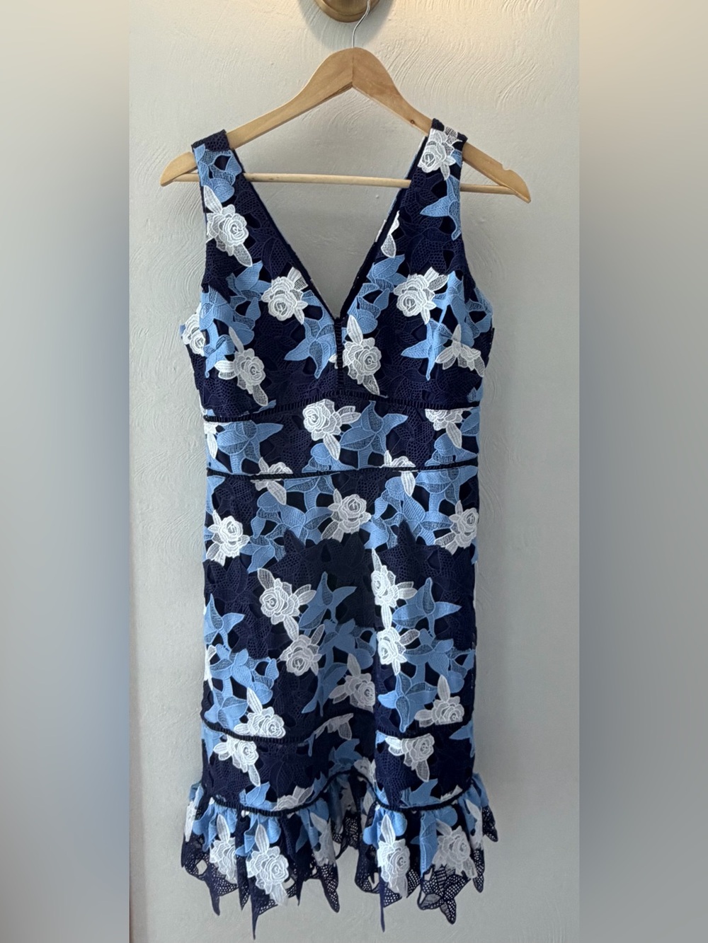 Vineyard Vines/ Floral V-Neck Lace Hem Dress in Navy Blue